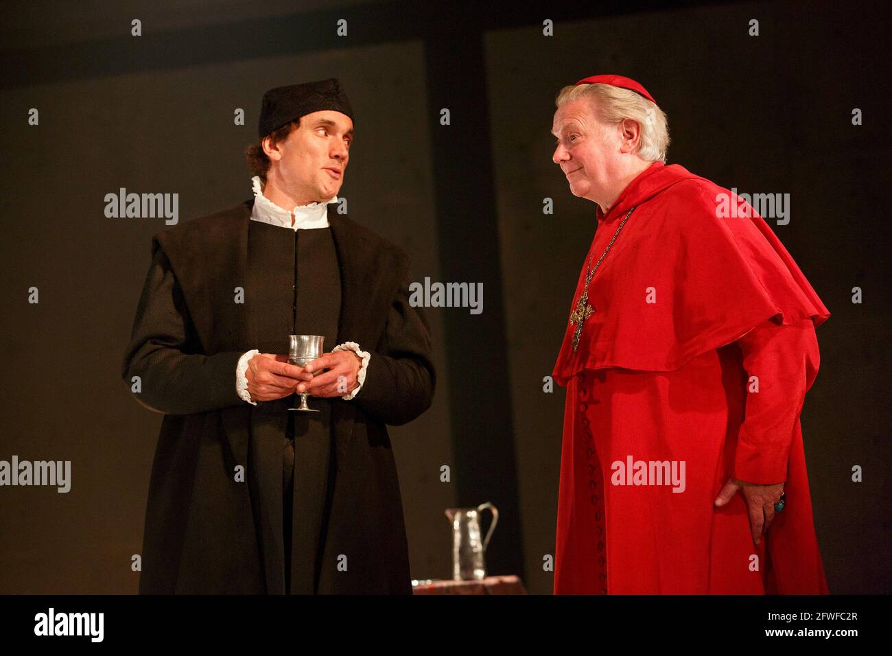 l-r: Ben Miles (Thomas Cromwell), Paul Jesson (Cardinal Wolsey) dans WOLF HALL par Hilary Mantel à la Royal Shakespeare Company (RSC), Aldwych Theatre, Londres WC2 17/05/2014 adapté pour la scène par Mike Poulton design: Christopher Oram éclairage: Paule Constable réalisateur: Jeremy Herrin Banque D'Images