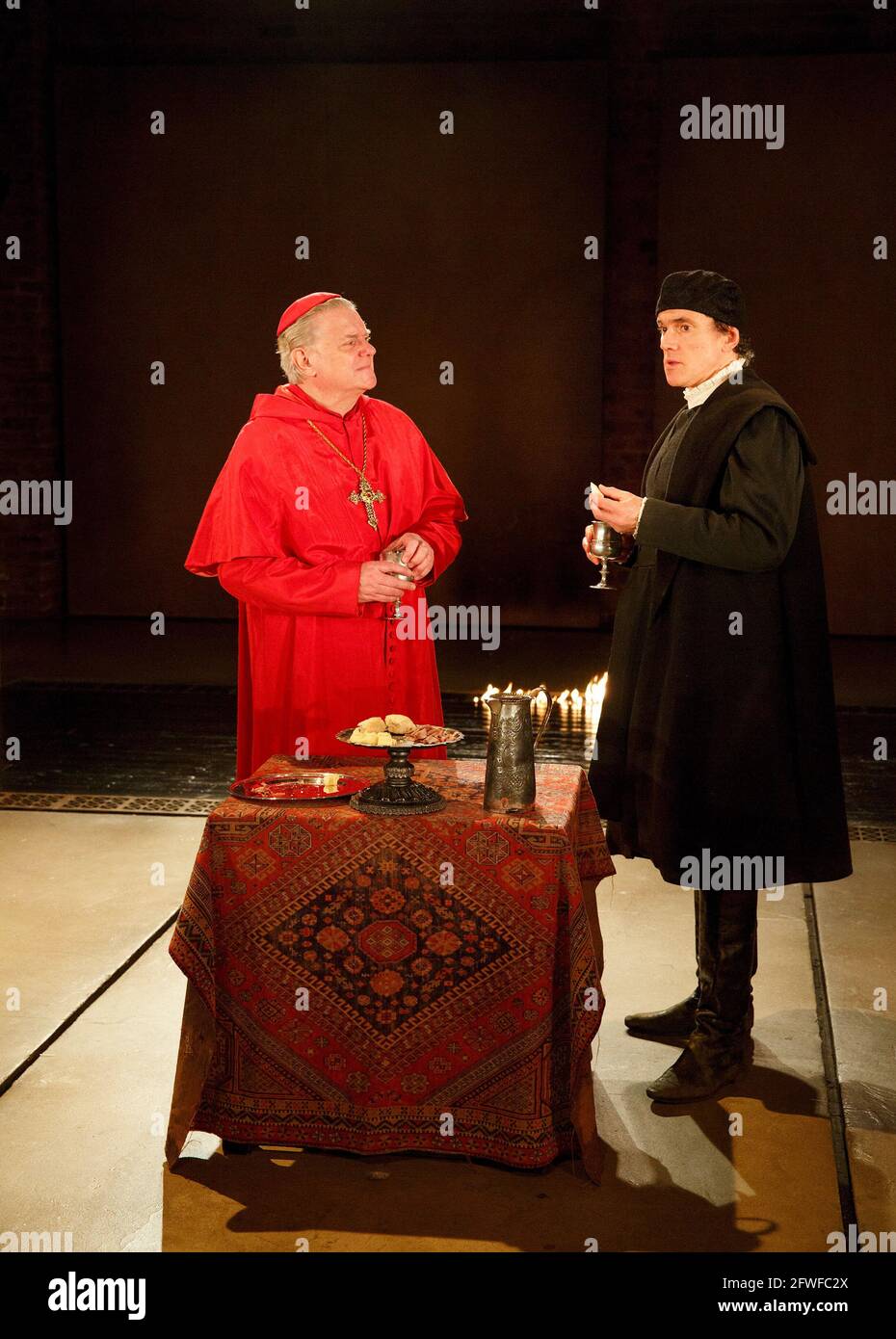 l-r: Paul Jesson (Cardinal Wolsey), Ben Miles (Thomas Cromwell) dans WOLF HALL par Hilary Mantel à la Royal Shakespeare Company (RSC), Swan Theatre, Stratford-upon-Avon, Angleterre 08/01/2014 adapté pour la scène par Mike Poulton design: Christopher Oram éclairage: Paule Constable réalisateur: Jeremy Herrin Banque D'Images