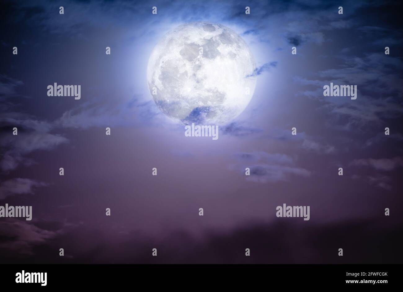 Belle photo d'un ciel nocturne avec des nuages et une pleine lune lumineuse. Ciel nocturne avec belle pleine lune. Dehors la nuit. La lune n'était pas meublée Banque D'Images