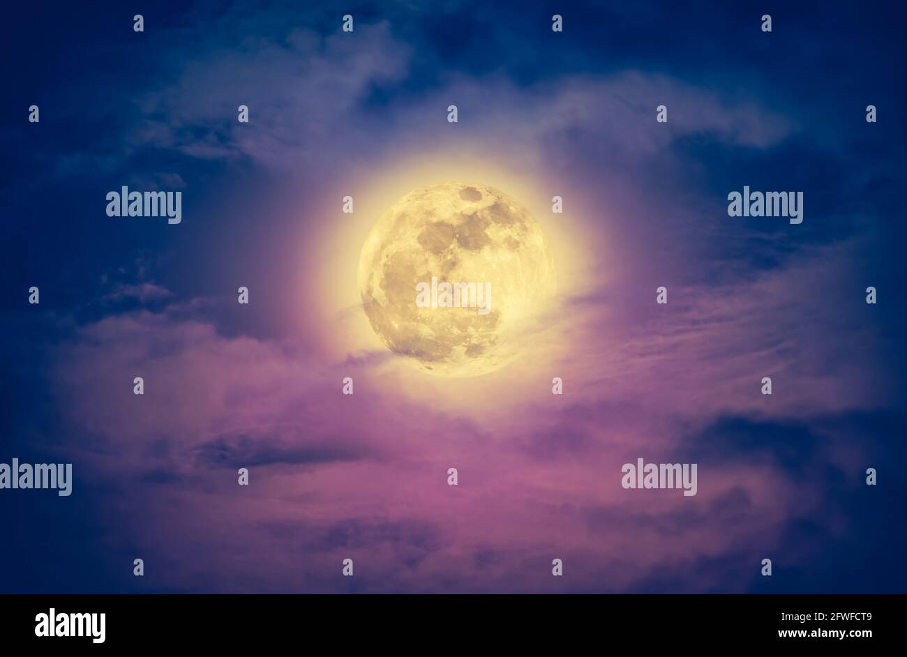 Belle photo d'un ciel nocturne avec des nuages et une pleine lune lumineuse. Ciel nocturne avec belle pleine lune. Dehors la nuit. Ton vintage. TH Banque D'Images