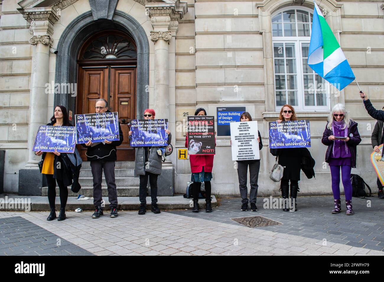 Londres, Angleterre. 22 mai 2021. Des personnes protestant contre l'expérimentation animale à l'extérieur de l'Imperial College de Londres. Crédit : Jessica Girvan/Alay Live News Banque D'Images