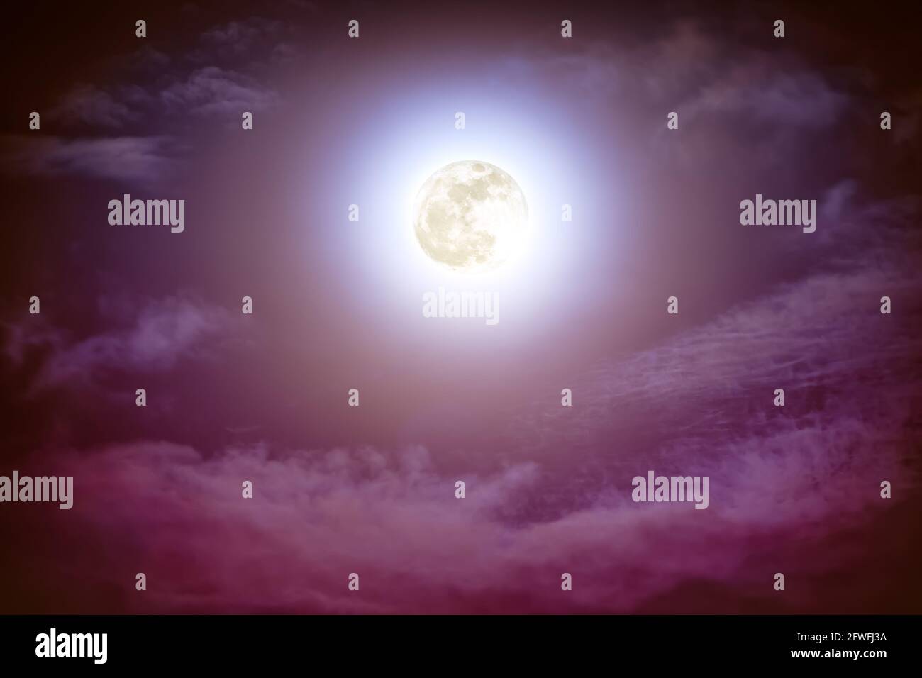 Belle photo de fond ciel nocturne avec nuage et pleine lune brillante avec brillant. Ciel nocturne avec belle pleine lune. Dehors la nuit. Le Banque D'Images