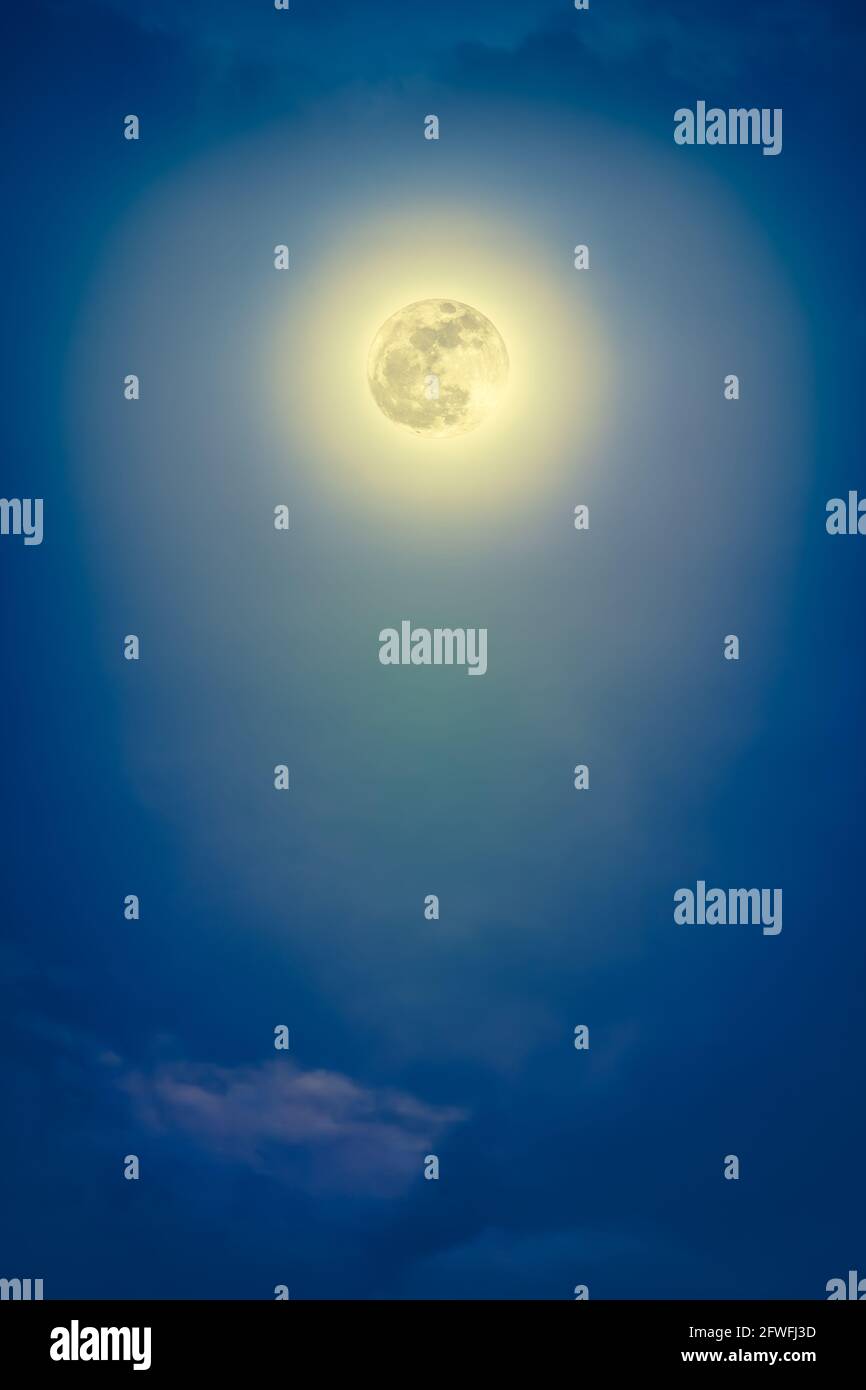 Arrière-plan du ciel nocturne avec nuage et pleine lune avec brillant. Beauté naturelle la nuit. Ton croisé et effet vintage. La lune n'était PAS de la fourrure Banque D'Images