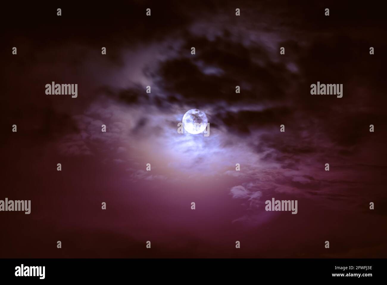 Belle photo de fond ciel nocturne avec des nuages et pleine lune lumineuse avec brillant. Ciel nocturne avec magnifique pleine lune derrière le nuage. À l'extérieur Banque D'Images