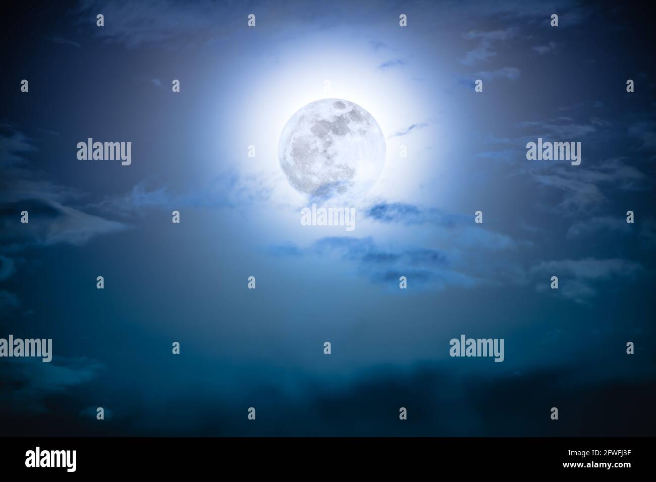 Belle photo de fond ciel nocturne avec nuage et pleine lune brillante avec brillant. Ciel nocturne avec belle pleine lune. Dehors la nuit. Le Banque D'Images