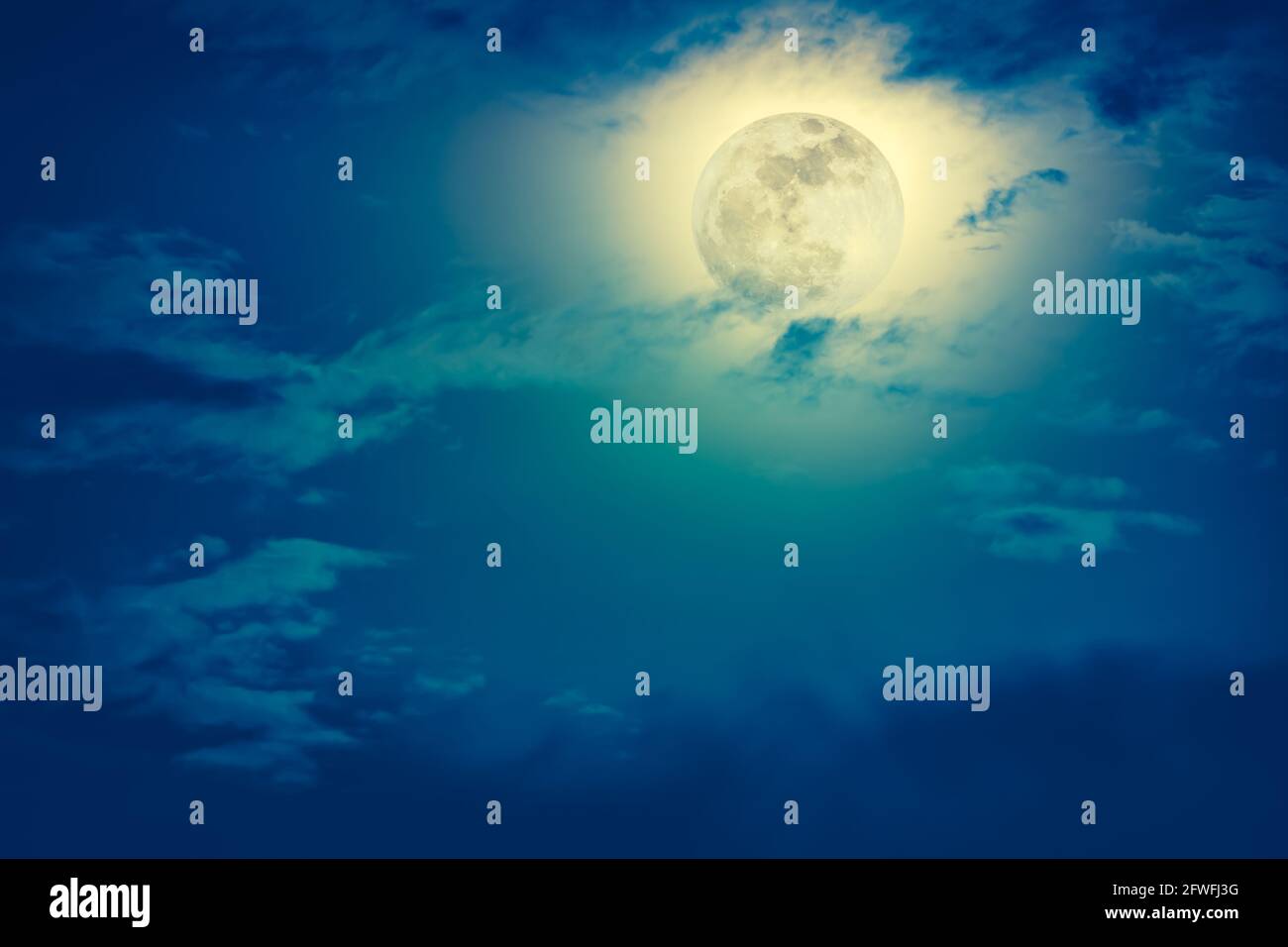 Arrière-plan du ciel nocturne avec nuage et pleine lune avec brillant. Beauté naturelle la nuit avec une magnifique lune derrière le nuage. Processus croisé et vintage Banque D'Images