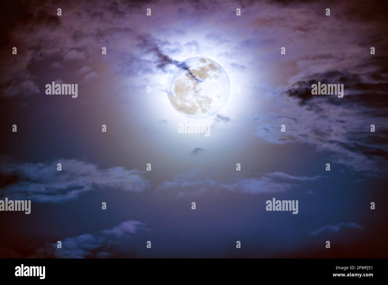 Belle photo de fond ciel nocturne avec des nuages et pleine lune lumineuse avec brillant. Ciel nocturne avec magnifique pleine lune derrière le nuage. À l'extérieur Banque D'Images