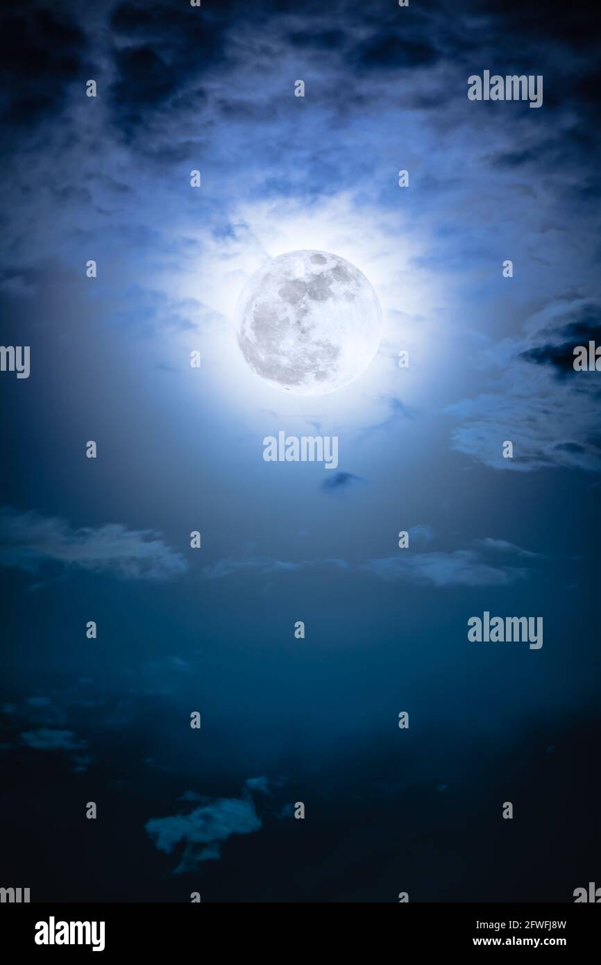 Belle photo de fond ciel nocturne avec des nuages et pleine lune lumineuse avec brillant. Ciel nocturne avec magnifique pleine lune derrière le nuage. À l'extérieur Banque D'Images