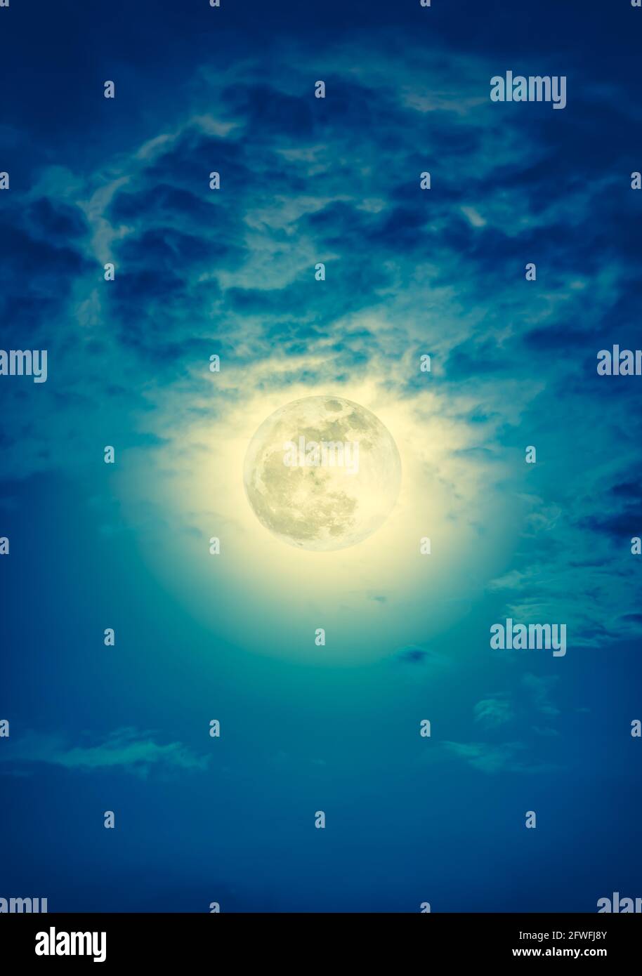 Arrière-plan du ciel nocturne avec nuage et pleine lune avec brillant. Beauté naturelle la nuit avec belle lune. Ton croisé et effet vintage. Banque D'Images