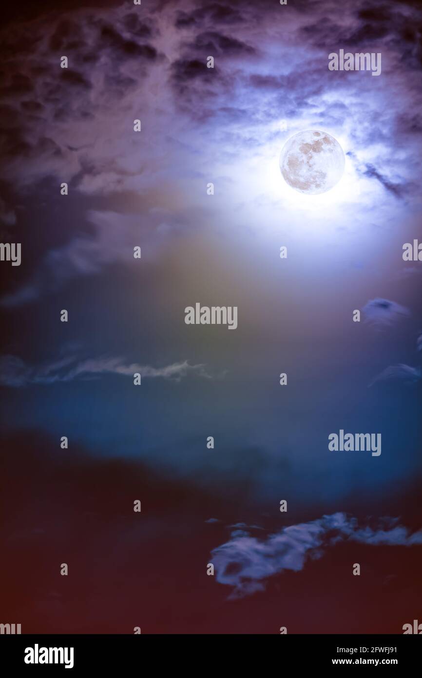 Belle photo de fond ciel nocturne avec des nuages et pleine lune lumineuse avec brillant. Ciel nocturne avec belle pleine lune. Dehors la nuit. Le Banque D'Images