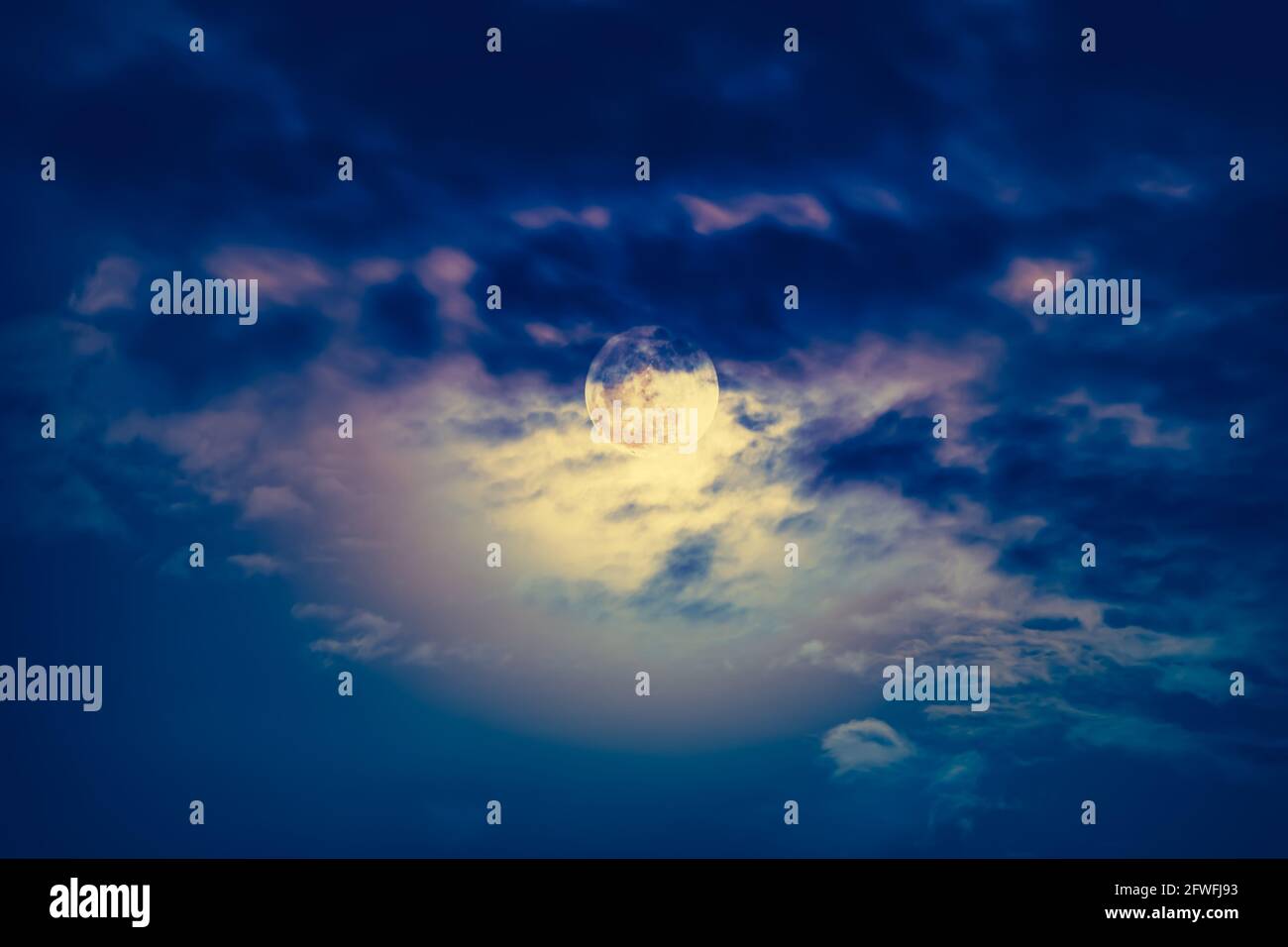 Arrière-plan du ciel nocturne avec nuage et pleine lune brillante avec brillant. Beauté naturelle la nuit avec magnifique pleine lune derrière le nuage. Effet vintage Banque D'Images
