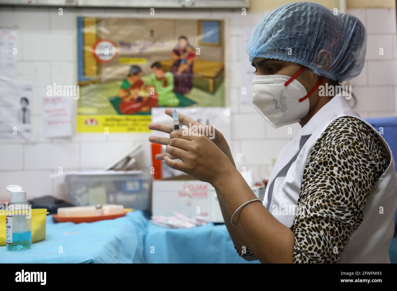 New Delhi, Inde. 22 mai 2021. Un professionnel de la santé prépare une dose de vaccin contre Covid-19 dans un dispensaire gouvernemental transformé en centre de vaccination.le gouvernement indien a approuvé le vaccin contre Covaxin mis au point par Bharat Biotech, plus de 1,458 millions de doses de vaccin contre Covid-19 ont été administrées en Inde le 21 mai. Avec cela, le nombre cumulé a atteint 193.3 millions selon le ministère de la Santé de l'Union. Le pays enregistre 257,299 nouveaux cas de coronavirus et 4,194 décès au cours des 24 dernières heures. Crédit : SOPA Images Limited/Alamy Live News Banque D'Images