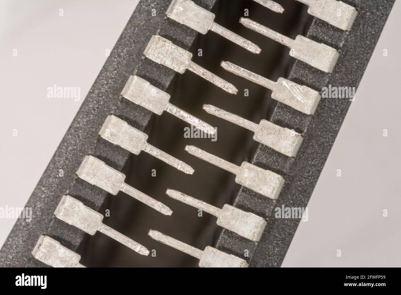 Macro gros plan des broches des pieds du semi-conducteur PIC16F77-I/P de Microchip Technology. Pour l'électronique résumé, composants industriels résumé. Banque D'Images