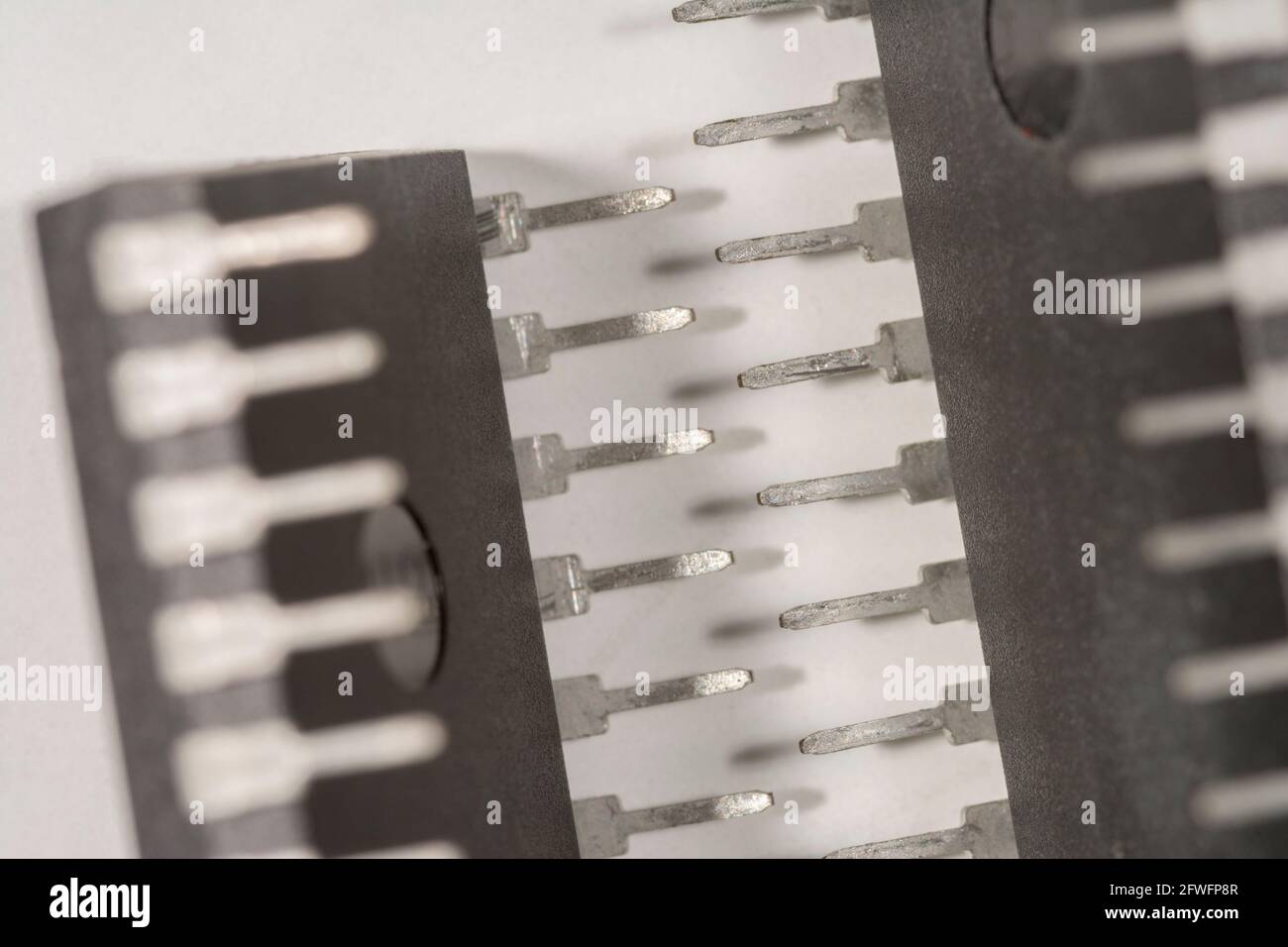 Macro gros plan des broches des pieds du semi-conducteur PIC16F77-I/P de Microchip Technology. Pour l'électronique résumé, composants industriels résumé. Banque D'Images