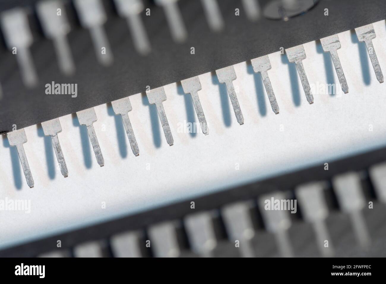 Macro gros plan des broches des pieds du semi-conducteur PIC16F77-I/P de Microchip Technology. Pour l'électronique résumé, composants industriels résumé. Banque D'Images
