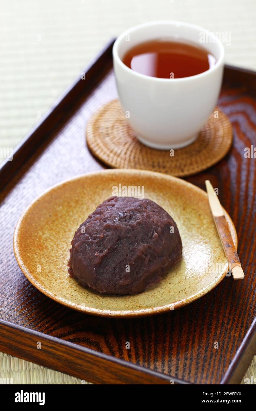 l'ohagi, riz gluant cuit à la vapeur martelé traditionnel japonais, recouvert de pâte de haricots rouges doux Banque D'Images