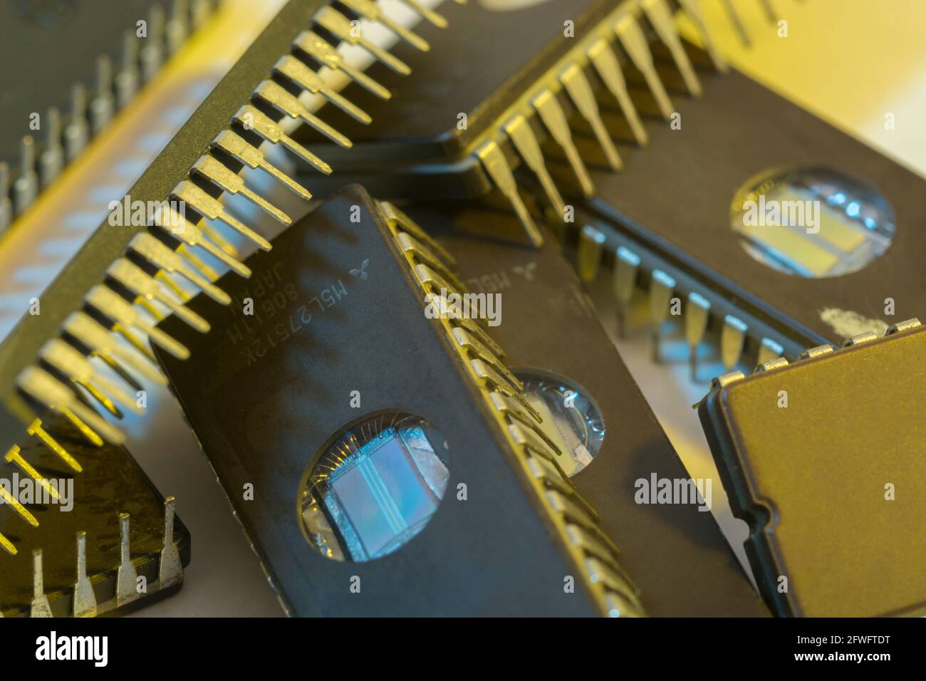 Gros plan d'une masse de micropuces recyclées anciennes. Ils sont de conception ancienne [voir Notes] mais sont toujours en cours d'utilisation. Pour micro-contrôleurs, semi-conducteurs. Banque D'Images