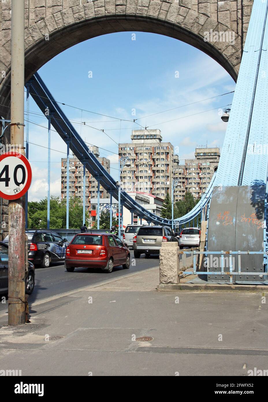 Le pont Grunwaldzki un pont suspendu au-dessus de la rivière Oder à Wroclaw, en Pologne, a construit 1908-10, structure en fer peint en bleu tours de granit silésien Banque D'Images