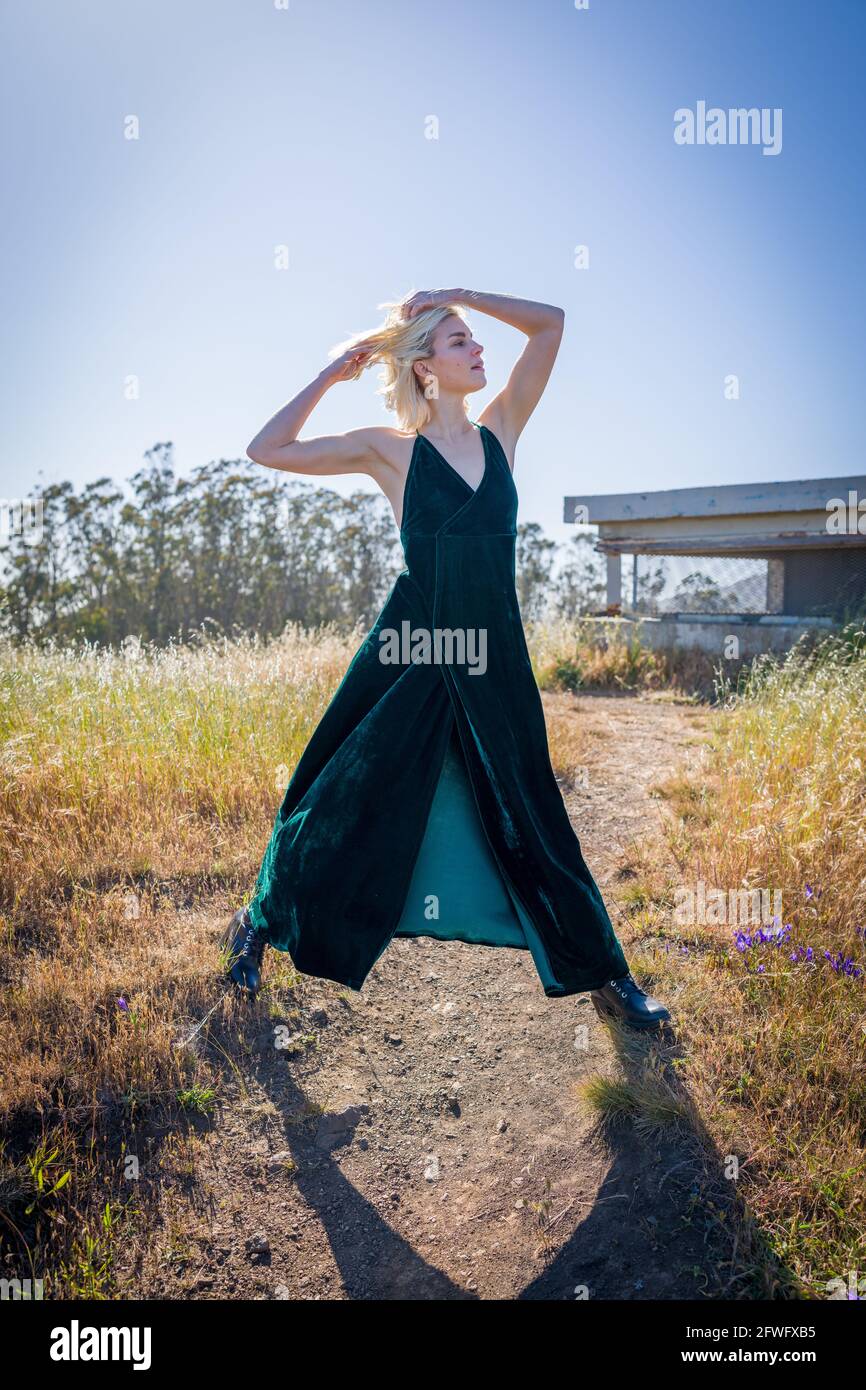 Mode dans des endroits inhabituels, femme en robe pleine longueur sur le  sentier de randonnée Photo Stock - Alamy