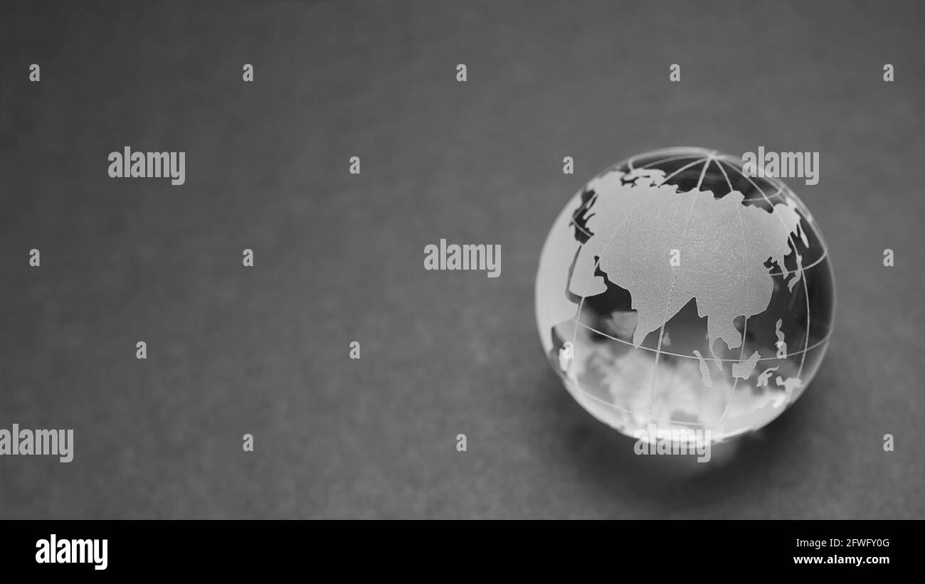 Carte de l'Asie sur un globe en cristal arrière-plan sombre Banque D'Images