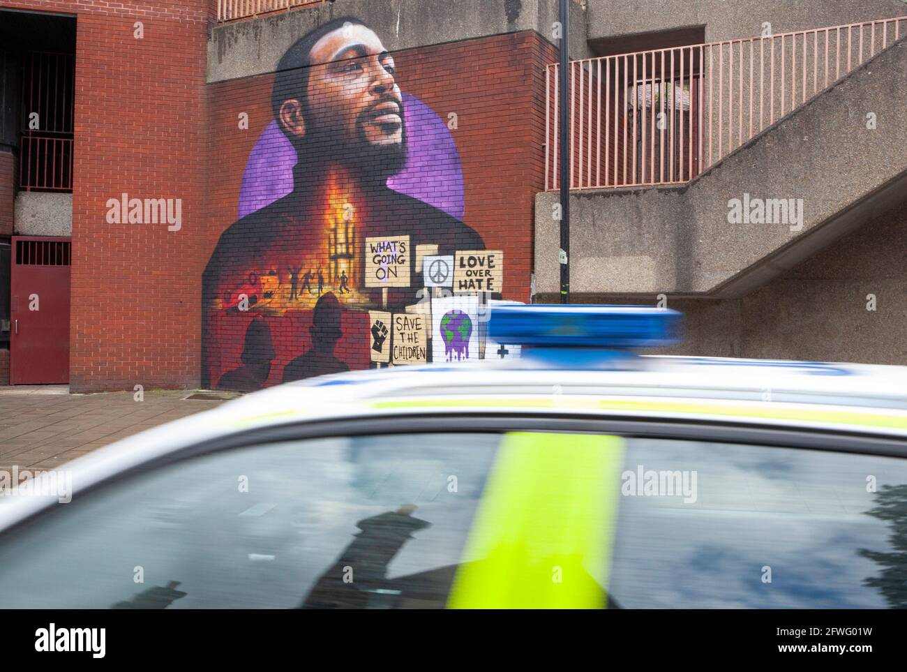 Londres, Royaume-Uni, 22 mai 2021 : l'artiste Dreph (Neebaye Dreph Dsane) a peint une fresque de Marvin Gaye à Brixton, qui fait également référence aux soulèvements de Brixton de 1981. Commandée par Universal Music Group, la fresque commémore le 50e anniversaire de la sortie de l'album emblématique de Gaye, « What's Going On ». Cette année marque également le 40e anniversaire des soulèvements de Brixton qui ont commencé à protester contre la violence policière. L'hôtel est situé sur Canterbury Crescent, à côté des anciens bureaux du Conseil de Lambeth à International House et à quelques mètres du poste de police de Brixton. Anna Watson/al Banque D'Images