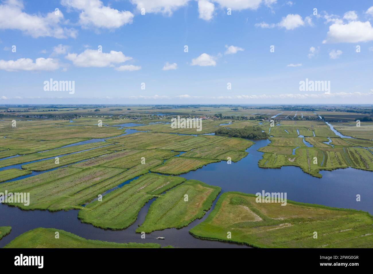 Vue aérienne sur le paysage historique des dutch Waterland en mai, l'ilimperveld près de Den ILP et Landsmeer aux pays-Bas Banque D'Images