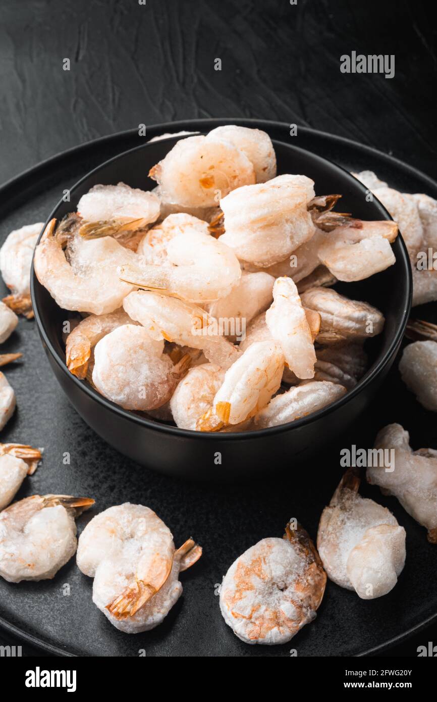 Ensemble de crevettes cuites pelées congelées, dans un bol, sur fond de  pierre noire Photo Stock - Alamy