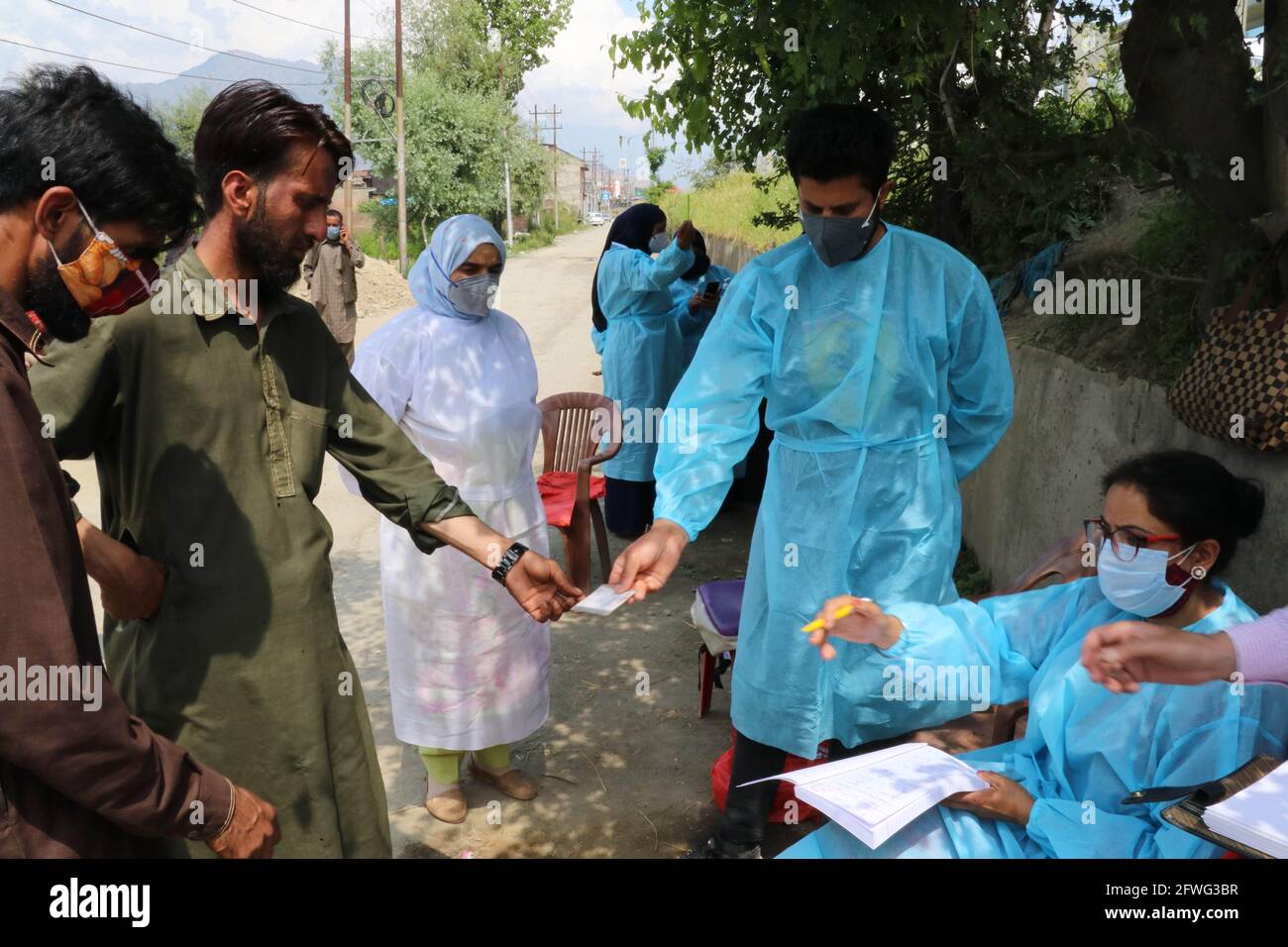 Inde. 22 mai 2021. CACHEMIRE INDE-MAY22, 2021:les agents de santé collectent des cartes d'identification des personnes nomades avant la campagne de vaccination dans la périphérie de l'administration indienne de Srinagar cachemire. (Photo de Najmus Saqib/Sipa USA) crédit: SIPA USA/Alay Live News Banque D'Images