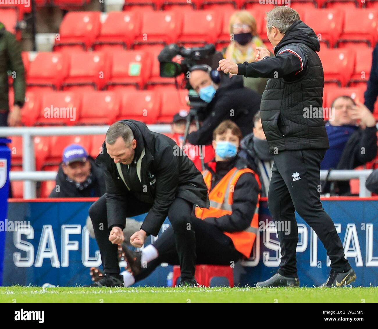 Le moment où Michael Appleton, directeur de Lincoln City, a réalisé que son camp de Lincoln City allait en finale de la Ligue 1 au stade Wembley Banque D'Images