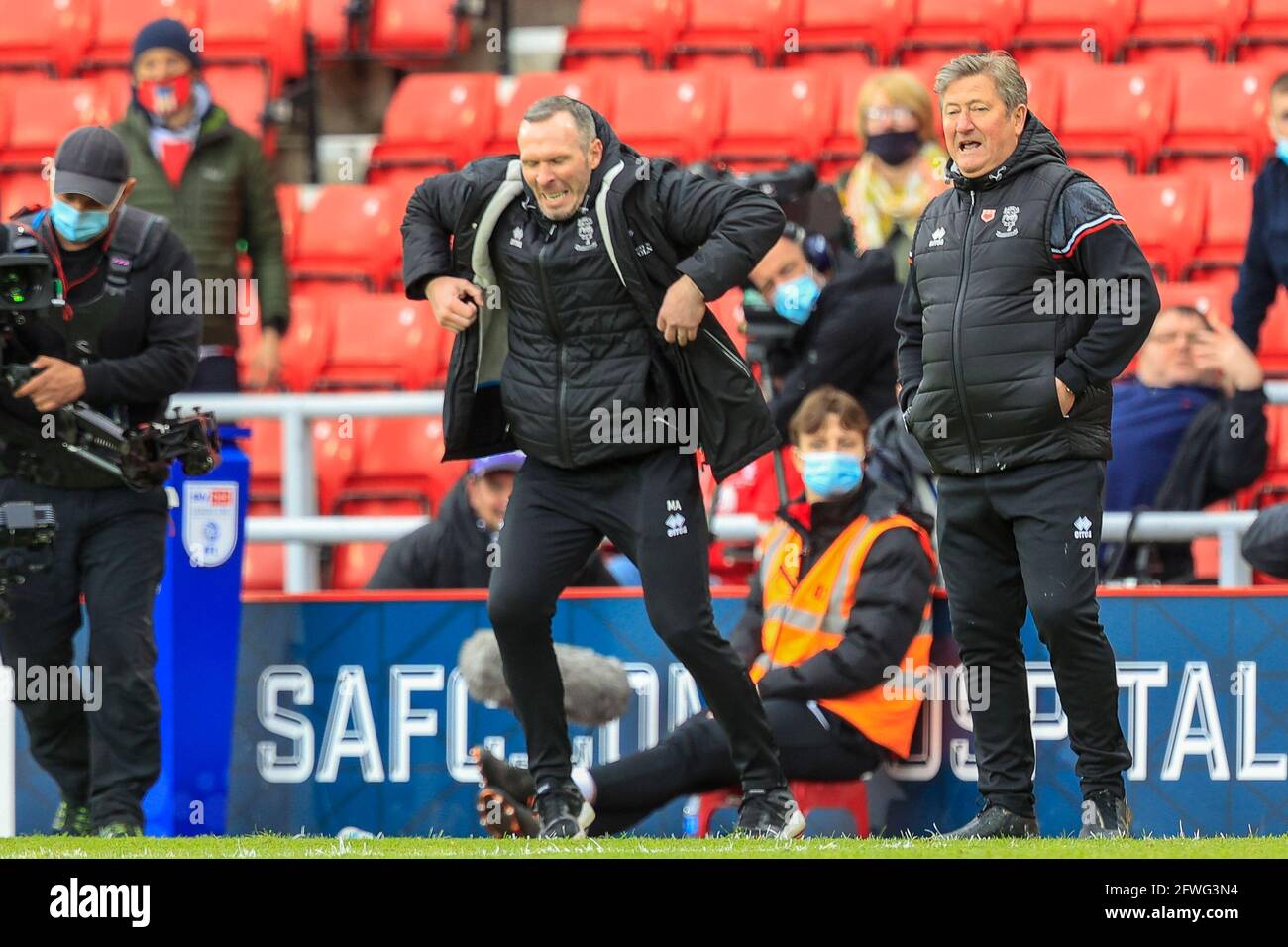 Le moment où Michael Appleton, directeur de Lincoln City, a réalisé que son camp de Lincoln City allait en finale de la Ligue 1 au stade Wembley Banque D'Images