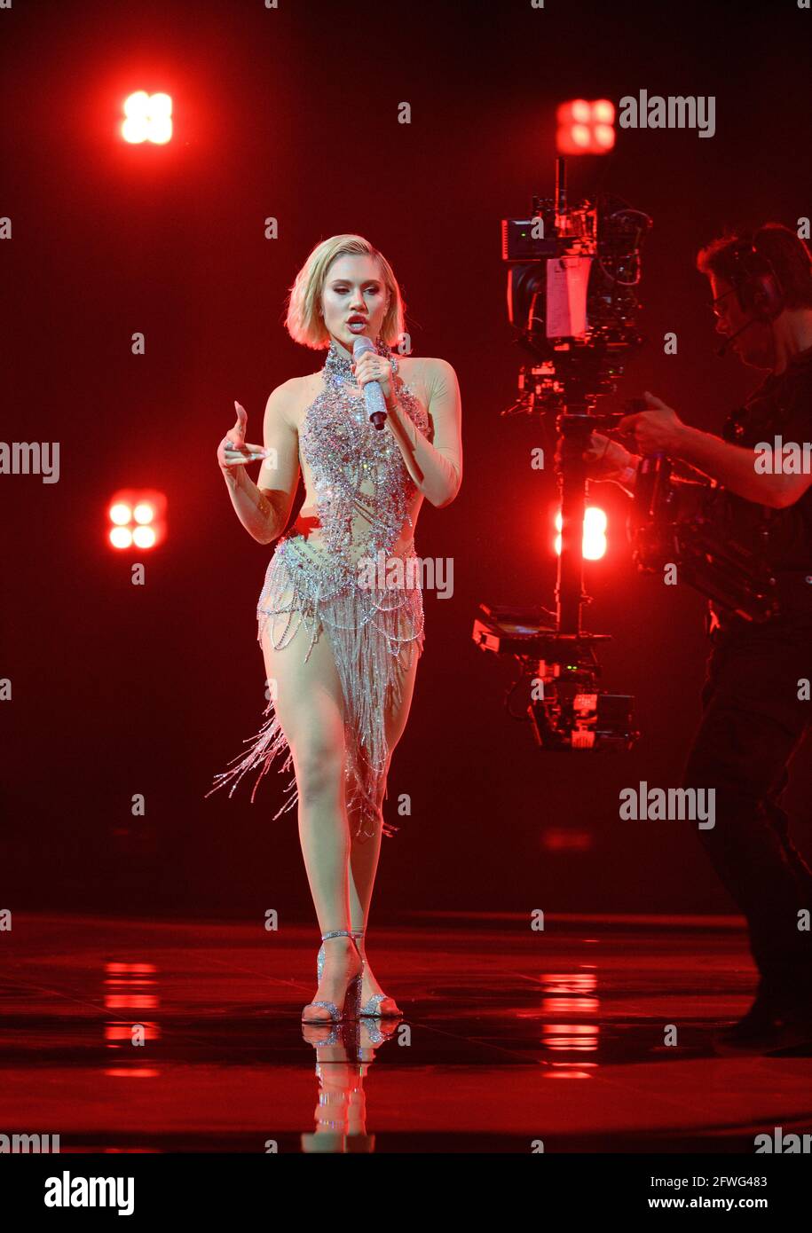 Rotterdam, pays-Bas. 18 mai 2021. La chanteuse Elena Tsagrinou (Chypre) interprète la chanson « El Diablo » lors de la première demi-finale du Concours Eurovision de la chanson (ESC) à l'Ahoy Arena. Credit: Soeren Stache/dpa-Zentralbild/dpa/Alay Live News Banque D'Images