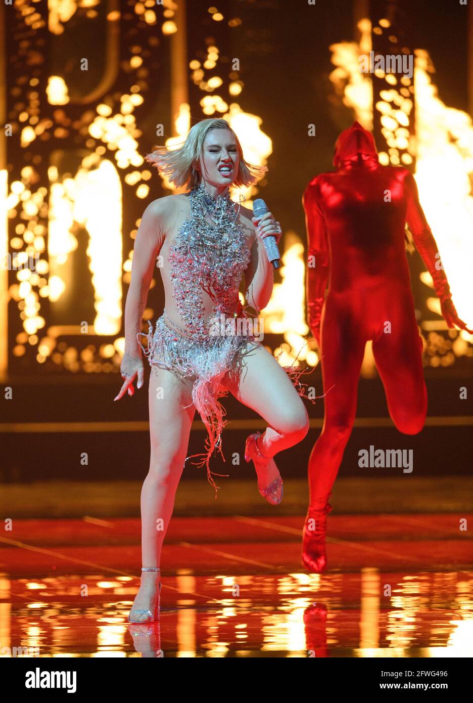 Rotterdam, pays-Bas. 18 mai 2021. La chanteuse Elena Tsagrinou (Chypre) interprète la chanson « El Diablo » lors de la première demi-finale du Concours Eurovision de la chanson (ESC) à l'Ahoy Arena. Credit: Soeren Stache/dpa-Zentralbild/dpa/Alay Live News Banque D'Images