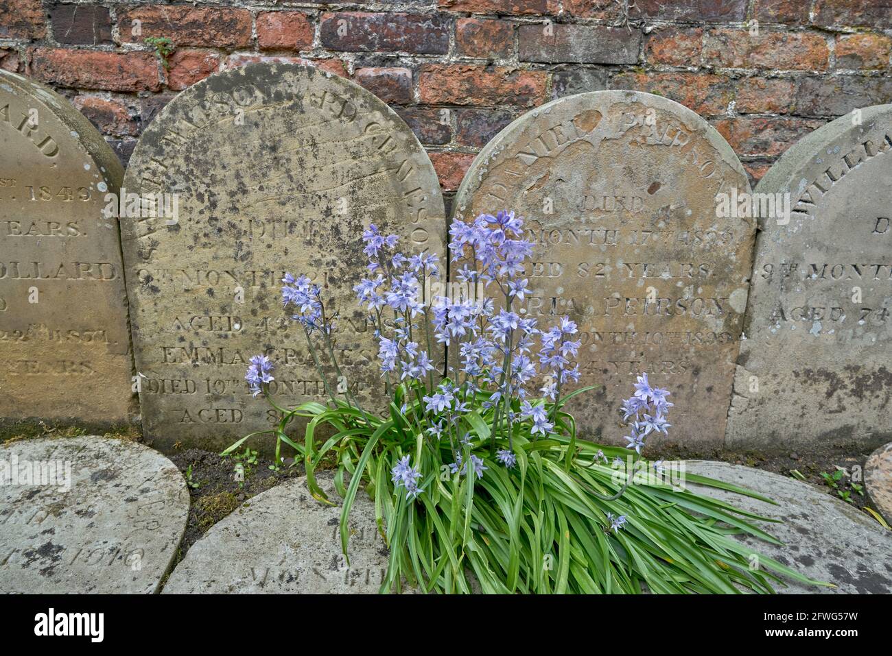 Tombes dans la plus ancienne maison de réunion quaker dans le monde hertford Banque D'Images