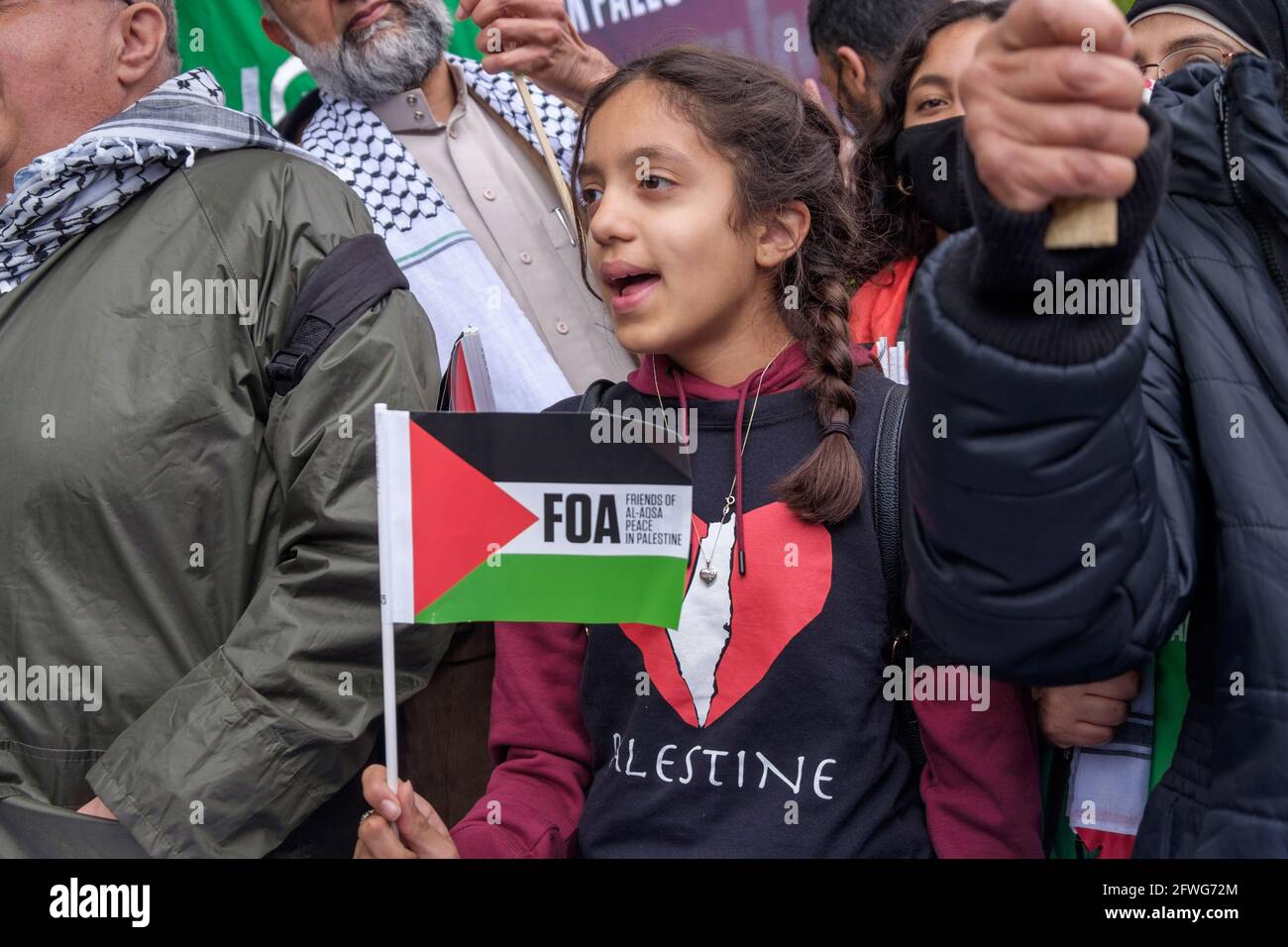 Londres, Royaume-Uni. 22 mai 2021. Un jeune supporter à la police de mars. Des milliers de personnes défilent à Londres pour appuyer la Palestine en appelant à la liberté pour la Palestine et à la fin du nettoyage ethnique des communautés palestiniennes, de l'occupation de la Palestine et des lois d'apartheid. Après les attaques israéliennes sur Gaza qui ont tué près de 250 personnes et en ont détruit une grande partie, ils appellent à un énorme effort international pour reconstruire Gaza et apporter une solution pacifique qui permettra à la Palestine et à Israël de vivre en paix et d'éviter de futures attaques. Peter Marshall/Alay Live News Banque D'Images