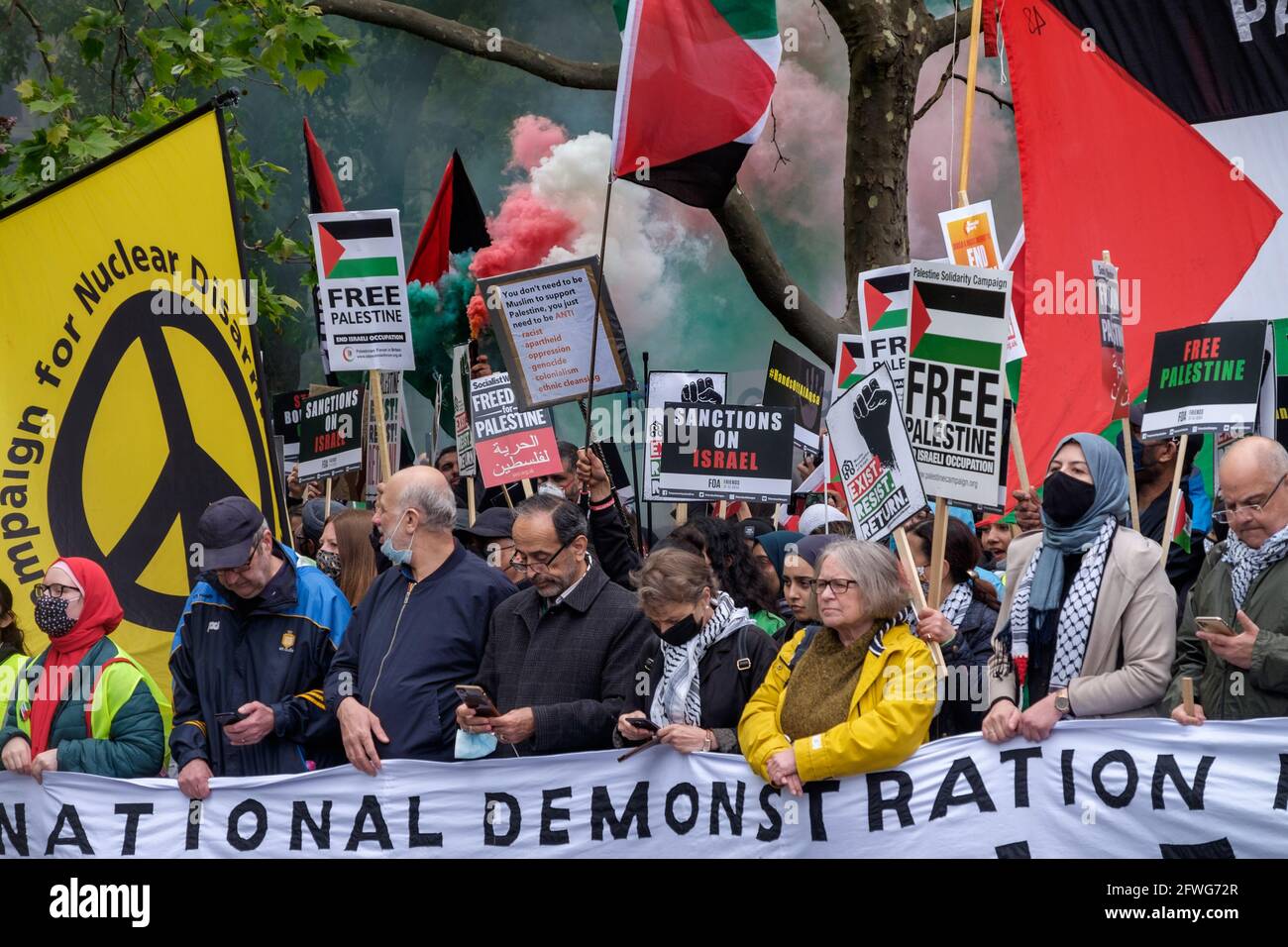 Londres, Royaume-Uni. 22 mai 2021. Les torches de fumée font les couleurs de l'incendie palestinien alors que les gens attendent que la marche commence. Des milliers de personnes défilent à Londres pour appuyer la Palestine en appelant à la liberté pour la Palestine et à la fin du nettoyage ethnique des communautés palestiniennes, de l'occupation de la Palestine et des lois d'apartheid. Après les attaques israéliennes sur Gaza qui ont tué près de 250 personnes et en ont détruit une grande partie, ils appellent à un énorme effort international pour reconstruire Gaza et apporter une solution pacifique qui permettra à la Palestine et à Israël de vivre en paix et d'éviter de futures attaques. Peter Marshall/Alay Live Nouveau Banque D'Images