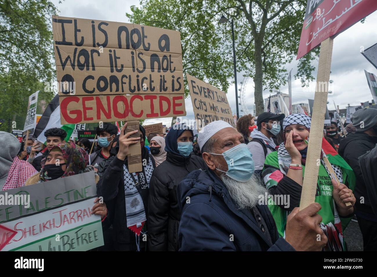 Londres, Royaume-Uni. 22 mai 2021. Personnes avec des pancartes. Des milliers de personnes défilent à Londres pour appuyer la Palestine en appelant à la liberté pour la Palestine et à la fin du nettoyage ethnique des communautés palestiniennes, de l'occupation de la Palestine et des lois d'apartheid. Après les attaques israéliennes sur Gaza qui ont tué près de 250 personnes et en ont détruit une grande partie, ils appellent à un énorme effort international pour reconstruire Gaza et apporter une solution pacifique qui permettra à la Palestine et à Israël de vivre en paix et d'éviter de futures attaques. Peter Marshall/Alay Live News Banque D'Images