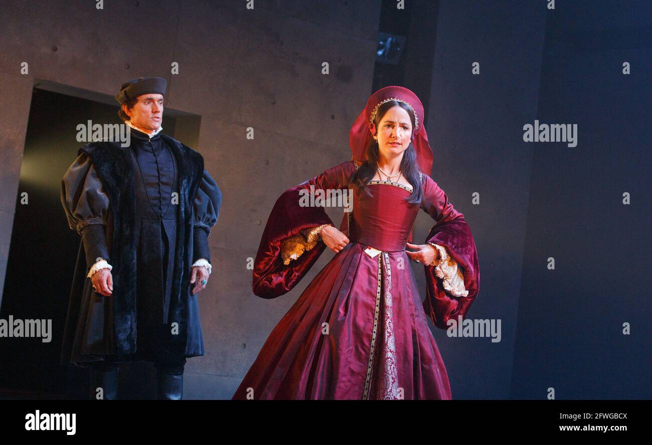 Ben Miles (Thomas Cromwell), Lydia Leonard (Anne Boleyn) dans WOLF HALL par Hilary Mantel à la Royal Shakespeare Company (RSC), Aldwych Theatre, Londres WC2 17/05/2014 adapté pour la scène par Mike Poulton design: Christopher Oram éclairage: Paule Constable réalisateur: Jeremy Herrin Banque D'Images