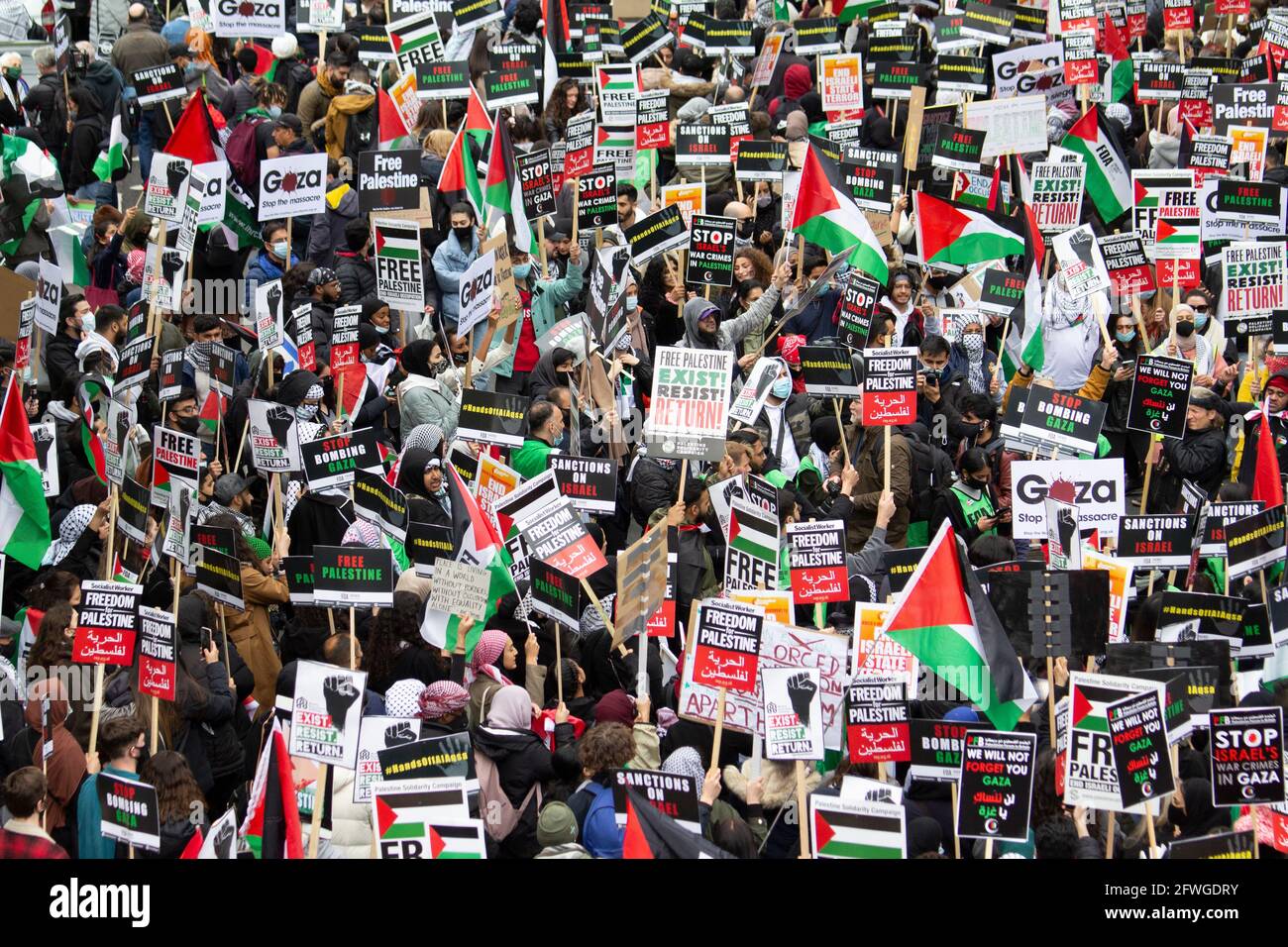 22/05/2021 marche de solidarité palestinienne à Embankment Londres des manifestants participent à une manifestation à Londres pour protester contre les récentes pancartes de vagues israéliennes de campagne de bombardement en faveur du peuple palestinien, à Gaza et en Cisjordanie Banque D'Images