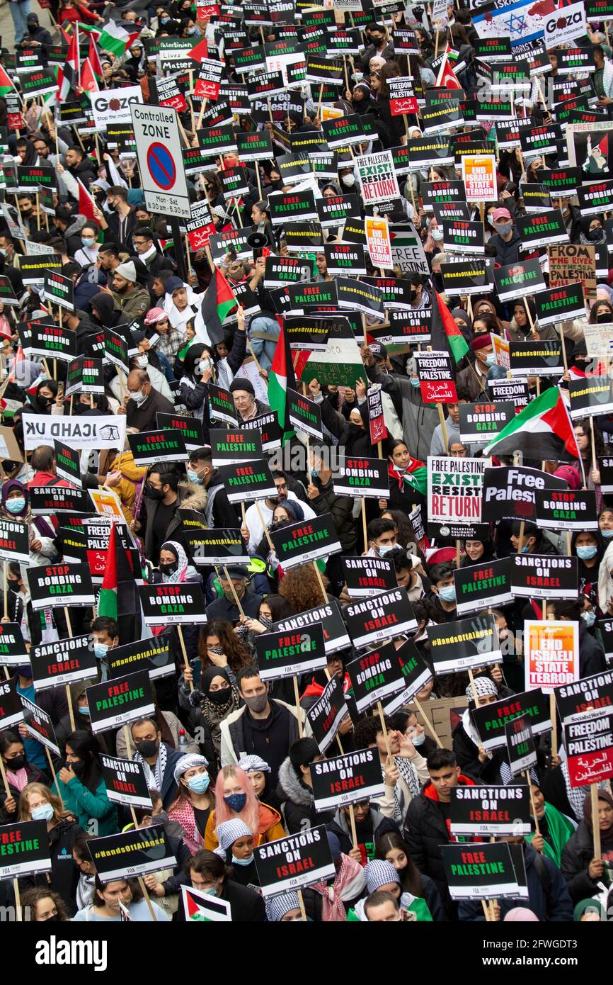 22/05/2021 marche de solidarité palestinienne à Embankment Londres des manifestants participent à une manifestation à Londres pour protester contre les récentes pancartes de vagues israéliennes de campagne de bombardement en faveur du peuple palestinien, à Gaza et en Cisjordanie Banque D'Images