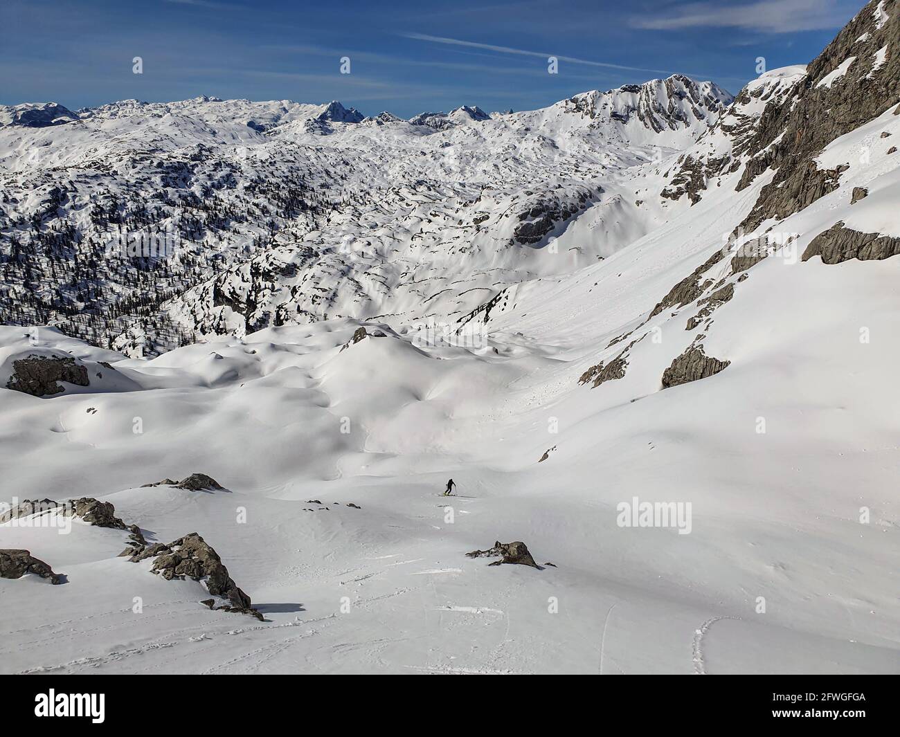 Skieur sur le ski de ski de Kléine Reibn, parc national de Berchtesgaden, Allemagne. Vue vers Hagenggebirge avec Kahlersberg et Hochkoenig à l'horizon Banque D'Images