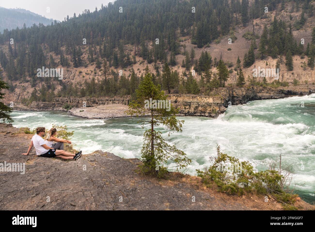 Deux personnes regardent les chutes Kootenai, rivière Kootenai, Montana, États-Unis Banque D'Images