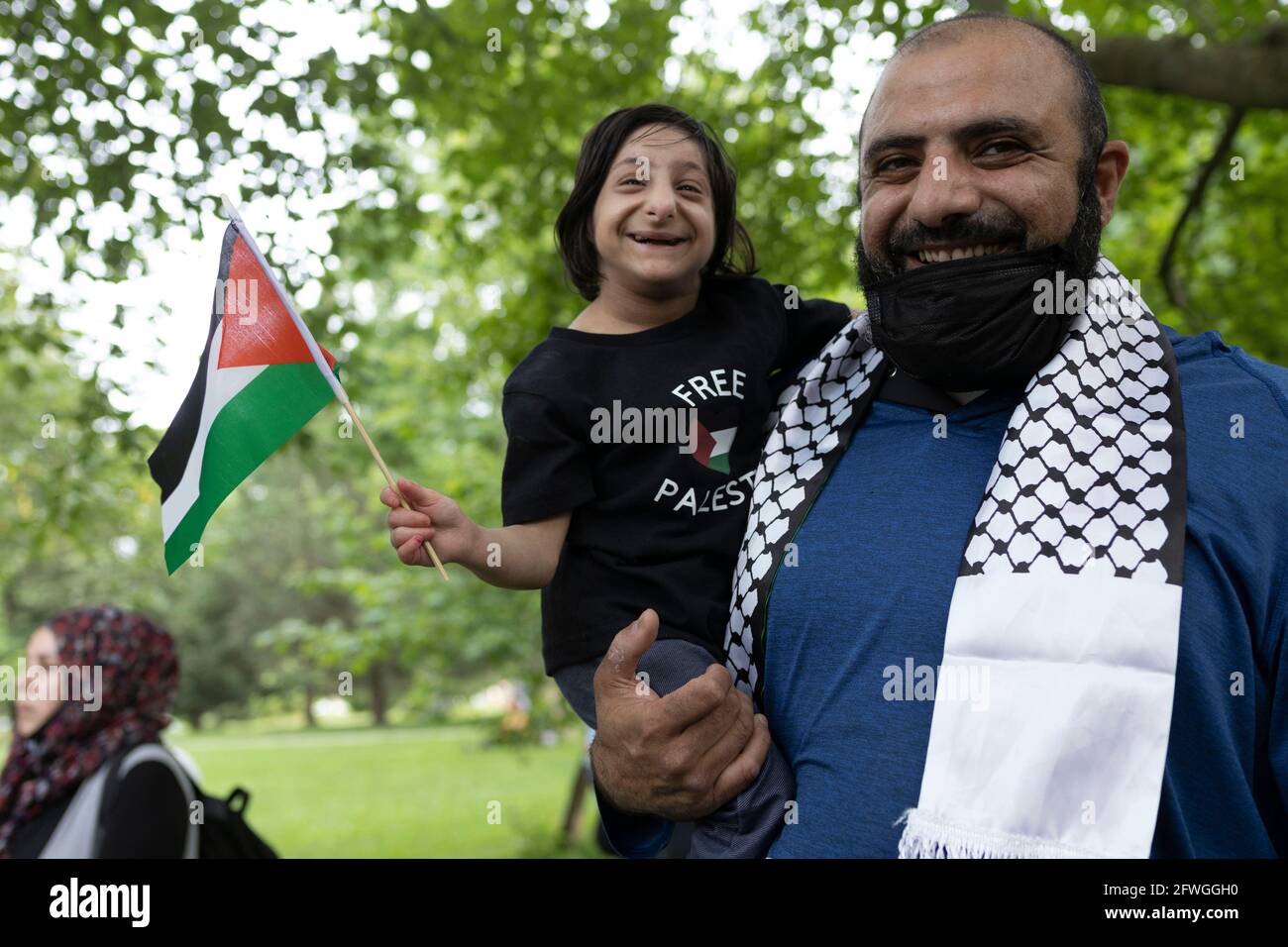 Columbus, États-Unis. 21 mai 2021. Un homme et une jeune fille agitant un drapeau palestinien dans le parc Goodale pendant la manifestation.des manifestants se sont réunis au parc Goodale pour se rassembler et se sont opposés à l'occupation israélienne en Palestine. Les manifestants ont défilé de Goodale Park vers le haut et le bas de North High St. pendant des heures, obstruant certaines des routes principales jusqu'à leur retour au parc Goodale pour une veillée aux chandelles pour ceux qui sont morts pendant l'occupation d'Israël. Crédit : SOPA Images Limited/Alamy Live News Banque D'Images