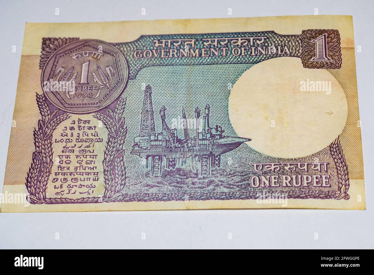 Indian une rupee monnaie note sur fond blanc, Gouvernement de l'inde une rupee vieux billet de banque monnaie indienne, ancienne monnaie indienne note sur la table Banque D'Images