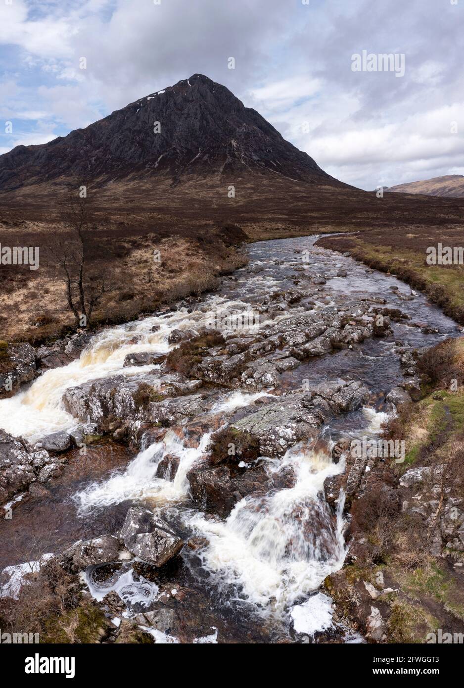 Buachille Etive Mor et cascade sur la rivière coupall dedans glencoe Banque D'Images