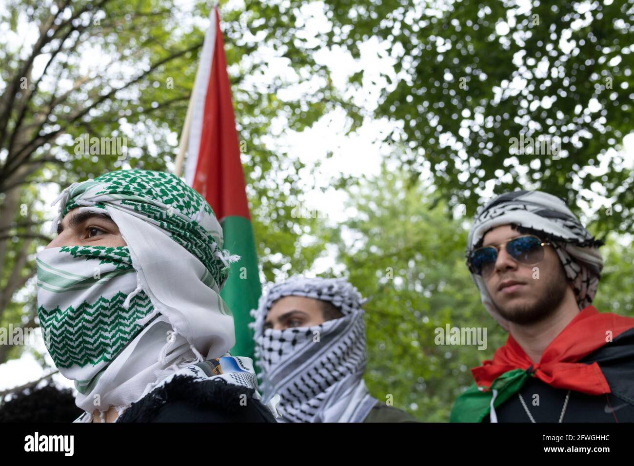 Columbus, États-Unis. 21 mai 2021. Des manifestants portant des foulards et  portant un drapeau palestinien pendant la manifestation.les manifestants se  sont réunis à Goodale Park pour se rassembler et se manifester contre