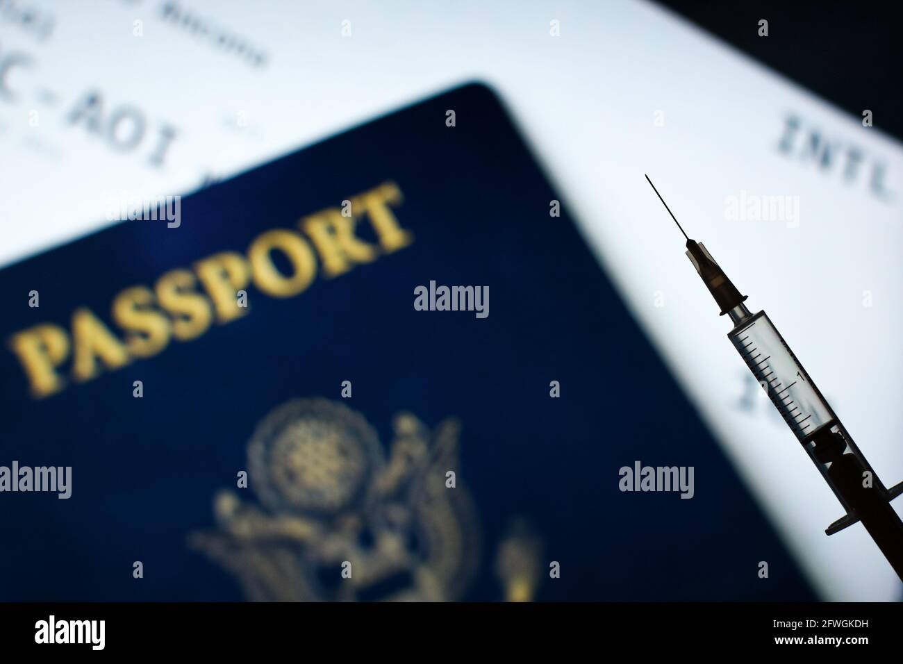 Pologne. 2 mai 2021. Sur cette photo, une seringue médicale est vue devant le passeport citoyen américain. Credit: Filip Radwanski/SOPA Images/ZUMA Wire/Alay Live News Banque D'Images