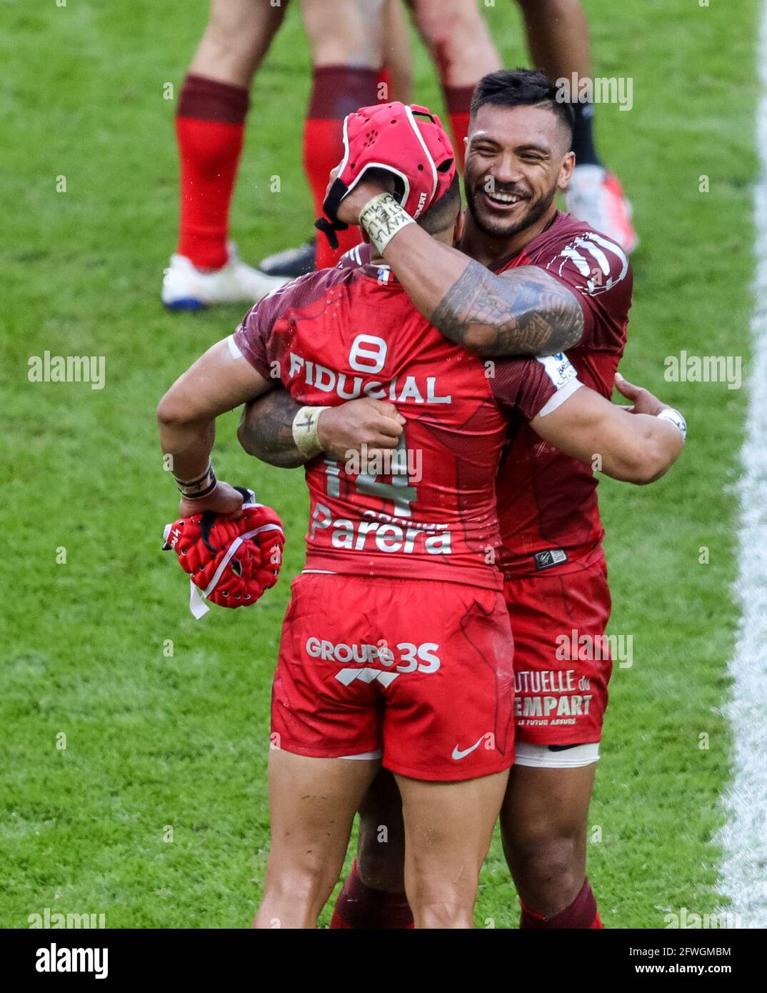 Londres, Angleterre, 22 mai 2021, Rugby Union, finale de la coupe des champions Heineken, la Rochelle v Toulouse, Twickenham, 2021, 22/05/2021 Pita Ahki de Toulouse et Cheslin Kolbe de Toulouse célèbrent à la fin du match Credit:Paul Harding/Alay Live News Banque D'Images