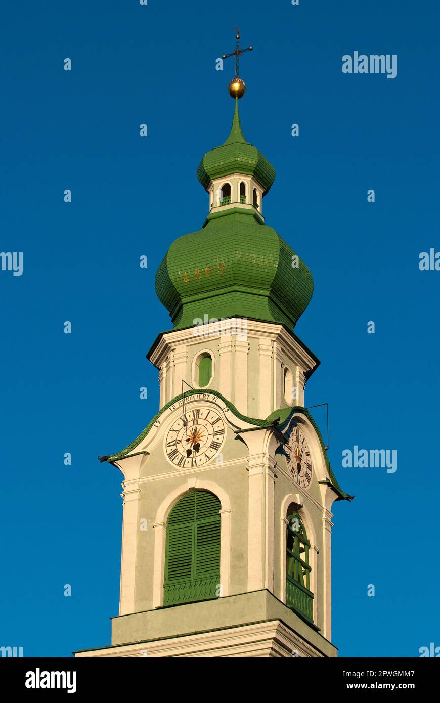 Haut du clocher de l'église paroissiale de San Giovanni Battista à Dobbiaco (Toblach), vallée de la Pusteria, Trentin-Haut-Adige, Italie Banque D'Images
