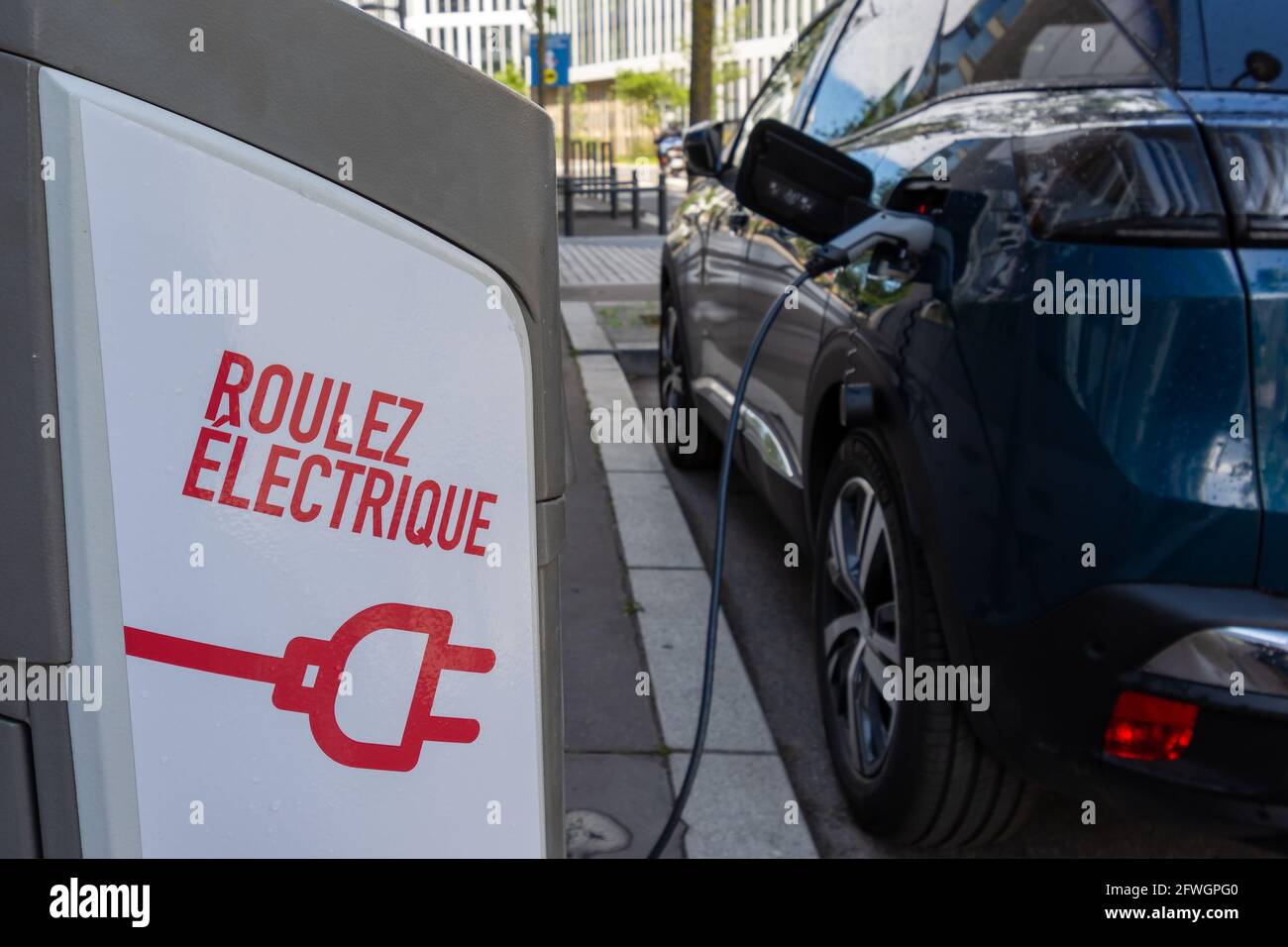 Bois-Colombes, France - 22 mai 2021: Station de charge de voiture électrique appartenant au réseau SIGEIF (Syndicat Intercommunal du gaz et de l'électricité i Banque D'Images