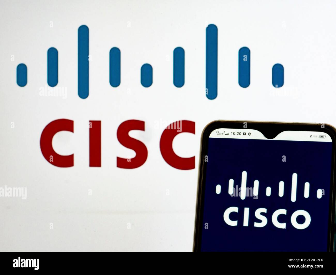 Ukraine. 22 mai 2021. Dans cette illustration, un logo Cisco Systems, Inc. Apparaît sur un smartphone et en arrière-plan. Credit: Igor Golovniov/SOPA Images/ZUMA Wire/Alamy Live News Banque D'Images